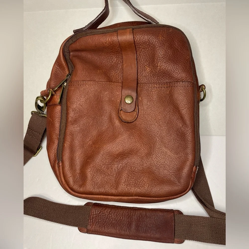 Duluth Trading Co Lifetime Leather Travel Bag Multi Zip Pocket Crossbody Brown